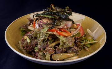 Biftek salata sa povrćem u pikantnom dresingu